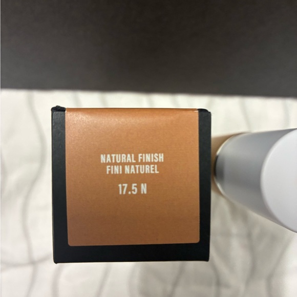 PreOwned Makeup by Mario SurrealSkin Foundation - Tan - Picture 2 of 3